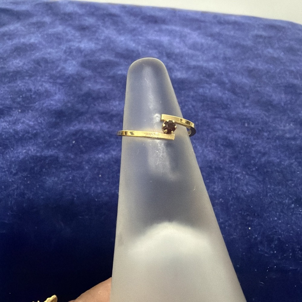 Avon Skew Ring Sz 8 Gold Garnet Rhinestone Sparkle Squared Band Soft Girl Retro